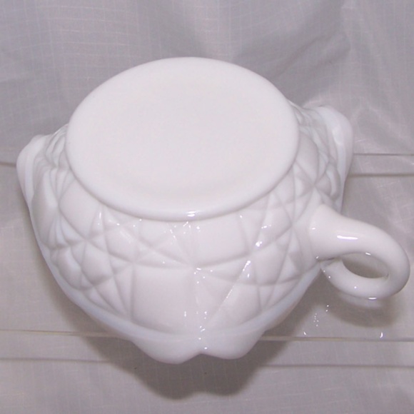 VTG - Fenton Block and Star Milk Glass Triangle Dish with Handle - Picture 6 of 7